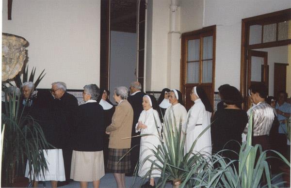 Las hermanas saludan al Sr. Obispo tras la ceremonia