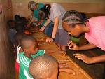 Taller de manualidades para los niños de Yaounde