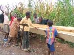 Niños ayudando a construir un canal