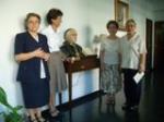Carmen, Mª Teresa, Cruz y Pilar junto al busto del P. Cueto.
